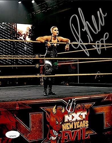 Rhea Ripley Aláírt WWE Raw 8x10 Kép 12 TÁRSASÁGGAL Tanú COA NXT - Dedikált Birkózás Fotók