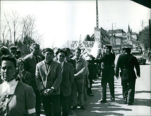Vintage fotó Tüntetők áll az egyik oldalon az utcán, a bannerek, bár a rendőrök járőröznek, a másik oldalon.Hozott