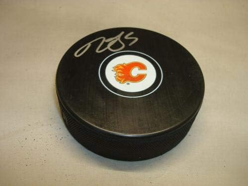 Mark Giordano Aláírt Calgary Flames Jégkorong Dedikált 1A - Dedikált NHL Korong